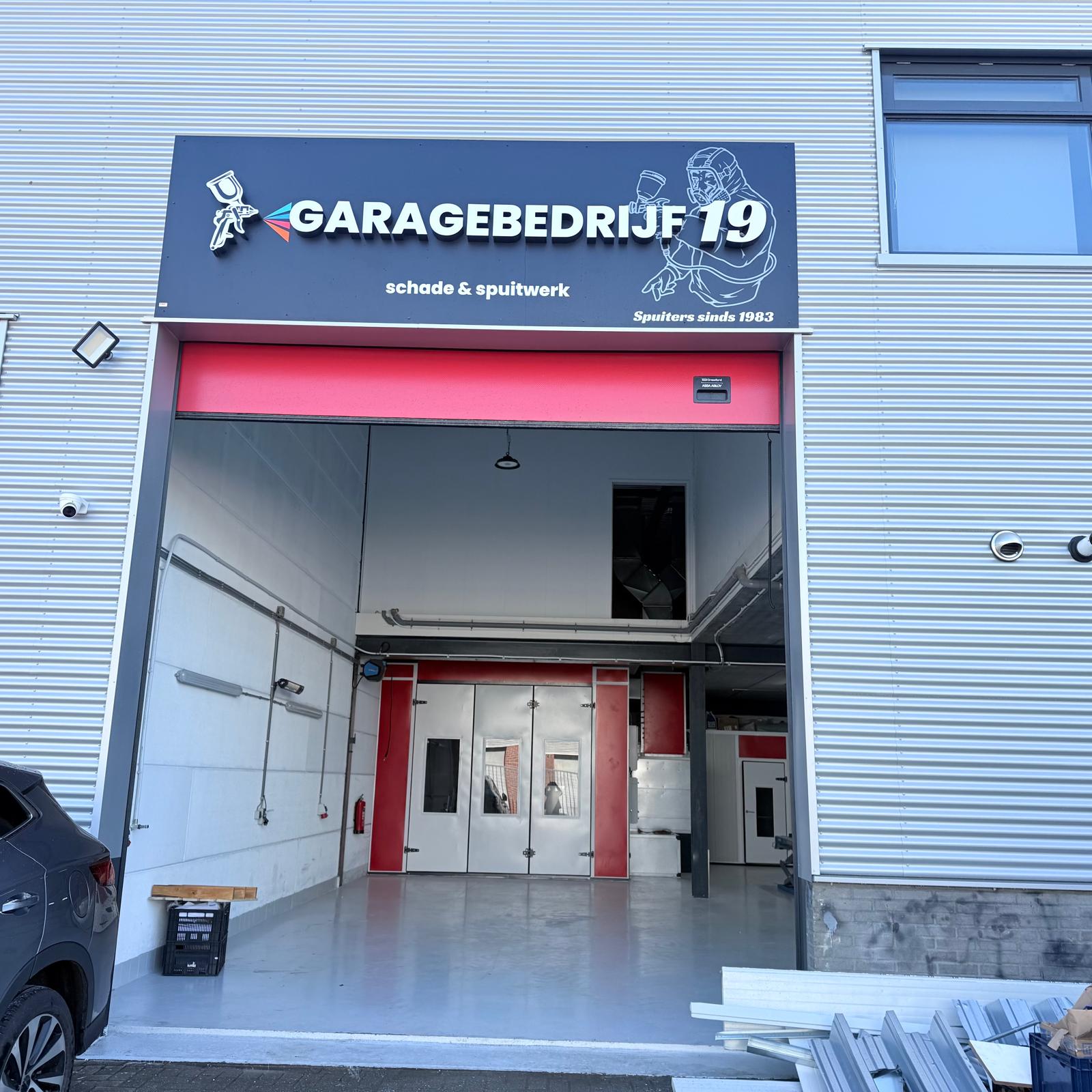 Gevel van Garagebedrijf 19 - Spuiters sinds 1983
