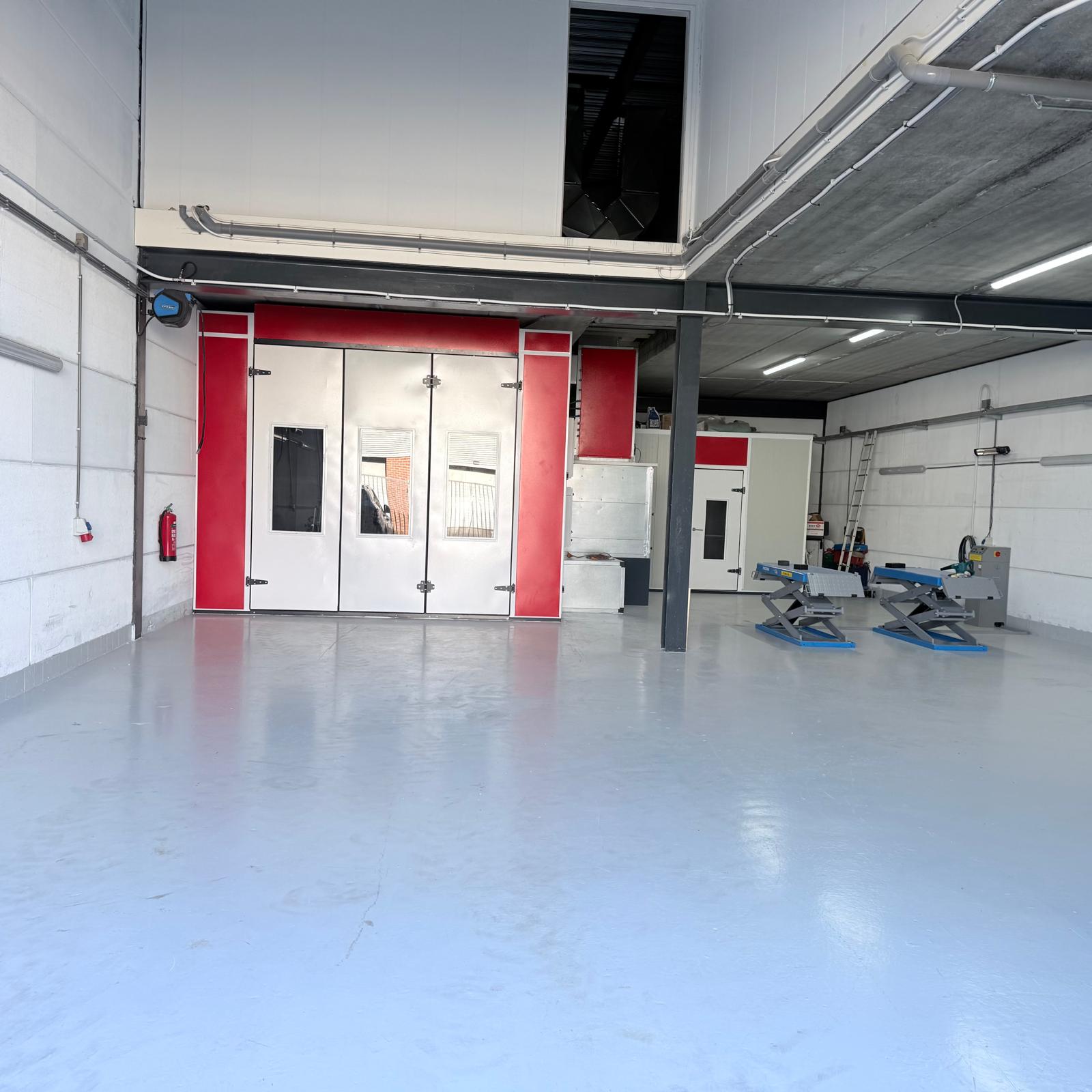 Werkplaats met spuitcabine en hefbruggen